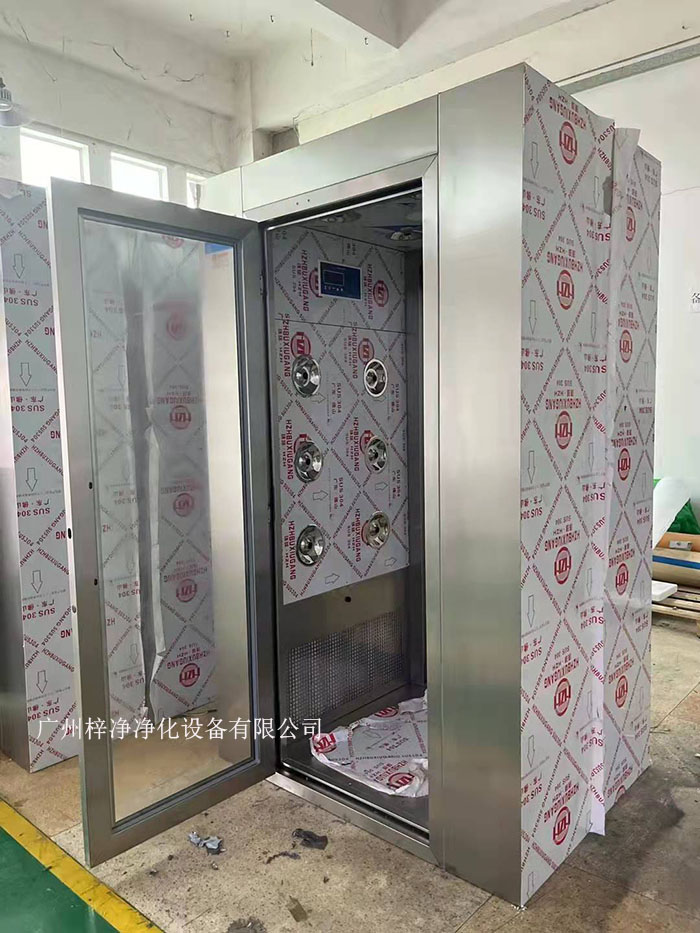 風(fēng)淋室的主要功能是通過高速氣流將塵埃和污物吹離工作人員的衣物和身體，從而確保進(jìn)入潔凈室的環(huán)境符合規(guī)定的潔凈度標(biāo)準(zhǔn)。