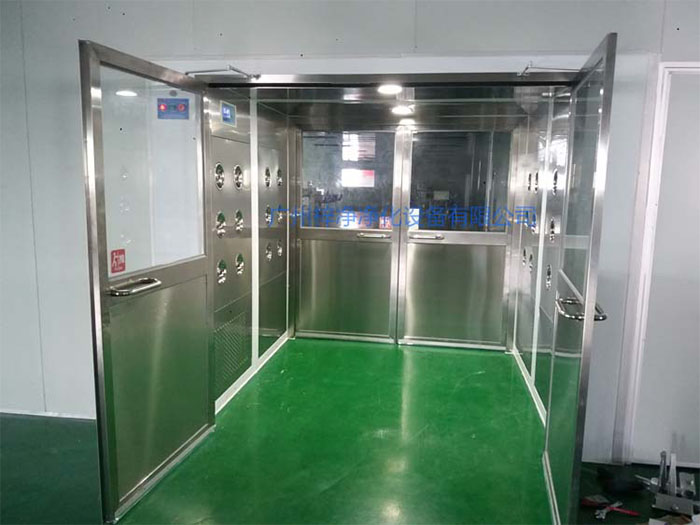 貨淋室主要用于物料表面的除塵，常用于生產(chǎn)線或倉(cāng)庫(kù)的出口處。