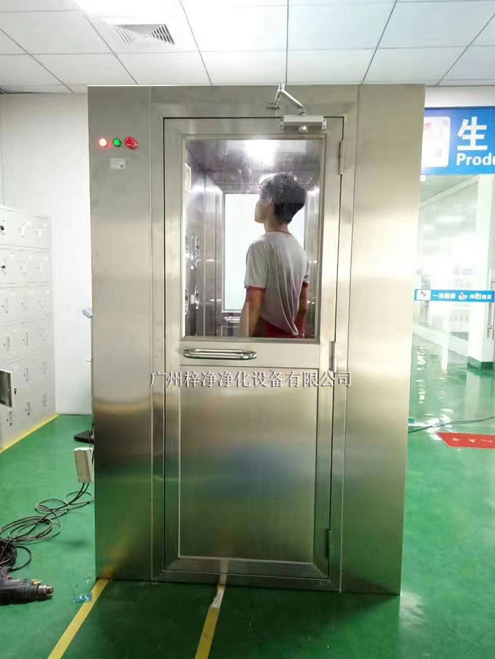 風(fēng)淋室主要是人員或物品的表面除塵，常用于潔凈室的入口處。