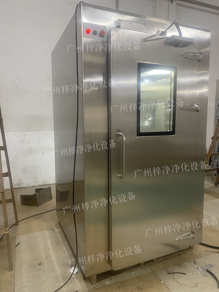 高端滿焊風(fēng)淋室采用滿焊接工藝，無縫連接，防止塵埃進(jìn)入，確保潔凈室的空氣質(zhì)量。