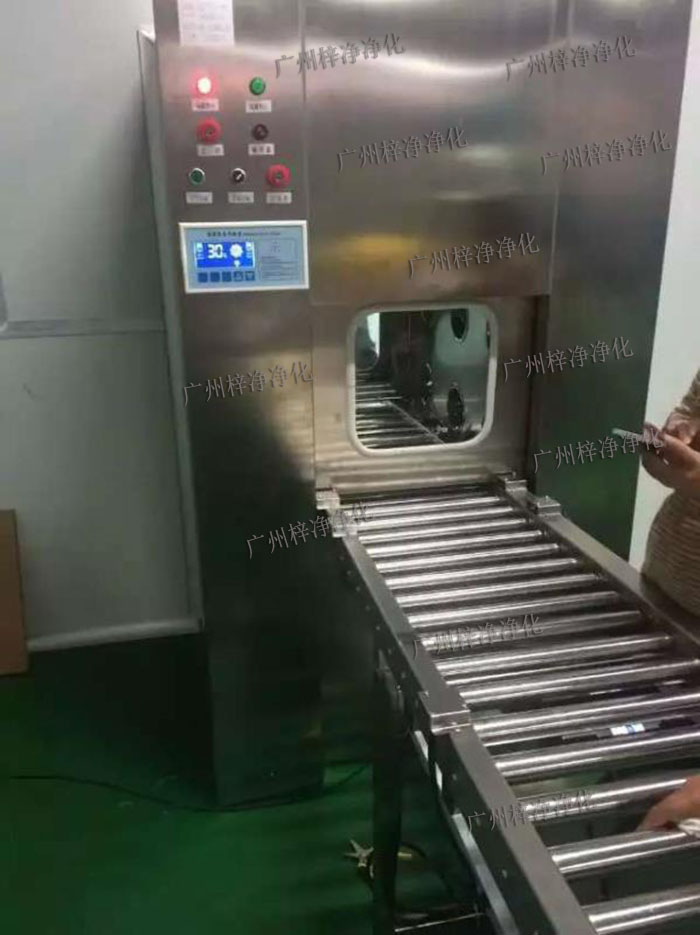 輸送線風(fēng)淋傳遞窗與輸送線貨淋室是潔凈室中用于物品傳遞和空氣凈化的關(guān)鍵設(shè)備。