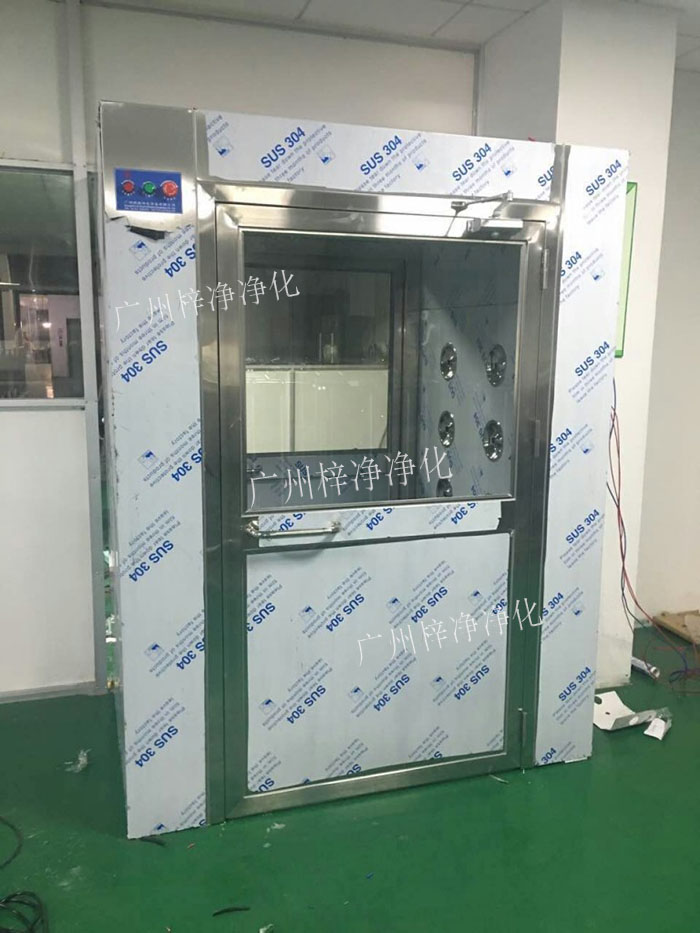 防爆風(fēng)淋室是指風(fēng)淋室的電機(jī)、指示燈、照明燈、接線管必須嚴(yán)格按照防爆標(biāo)準(zhǔn)